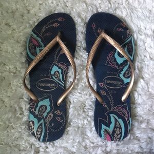 Havana’s blue and gold paisley flip flops